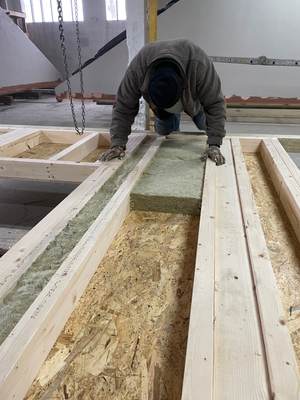 Układanie wełny mineralnej