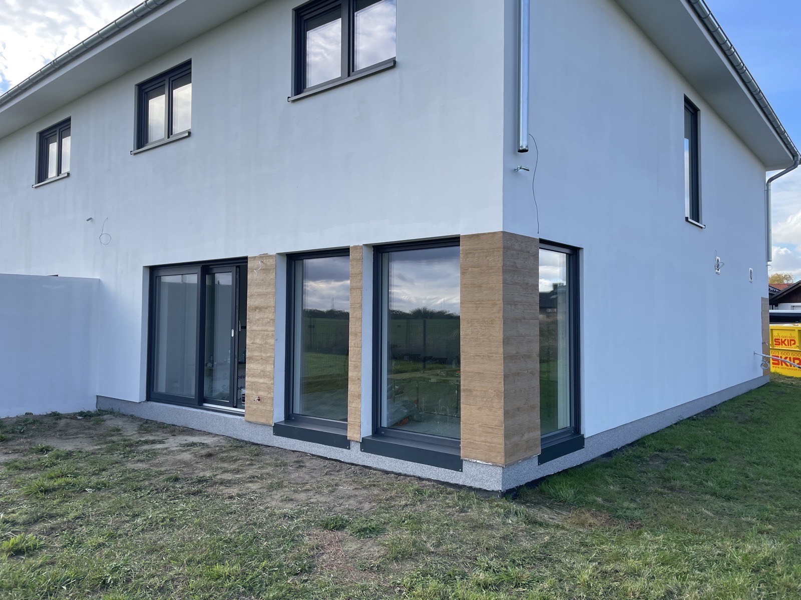 Dom z Kamiennymi Akcentami, Polska